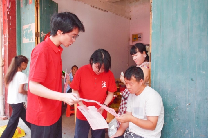 抖阴
法学学子接力二十五载“送法下乡” 抖阴
法学学子接力二十五载“送法下乡”