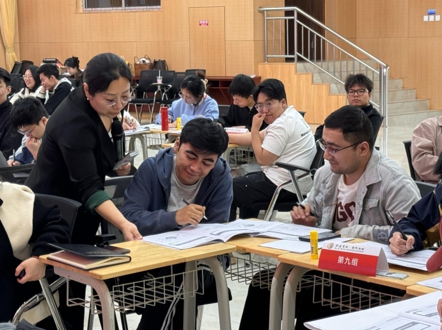 抖阴
举办“职涯有你 扬帆助航”实践活动