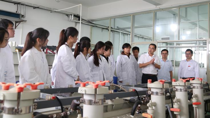 图片2 化工、应化专业学生在信丰正天伟电子科技有限公司实习.png 图片2 化工、应化专业学生在信丰正天伟电子科技有限公司实习.png